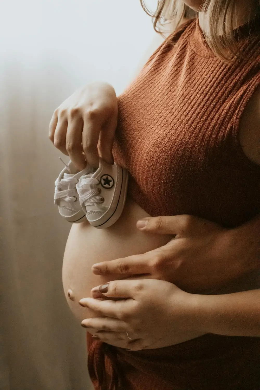 Femme enceinte en consultation d'ostéopathie